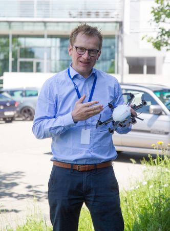 Martin Fengler har doktorgrad i matematikk og to store interesser: Flyvning og teknologi. Derfor startet han med utvikling av værdroner, her med den minste versjonen som bare veier 0,7 kg, størrelse 60x60 cm og en maks flyhøyde på 1500 meter. Foto: Nino Rasic/Meteomatics