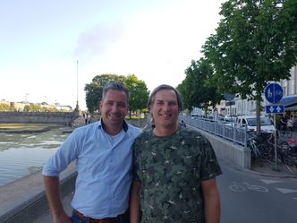 Danske Ingeniøren møtte Joost de Kruijf (v) og Ronald Soemers (h) rett ved Dronning Louises Bro, hvor det var god mulighet til å oppleve den danske sykkelkulturen. Foto: Morten Egedal