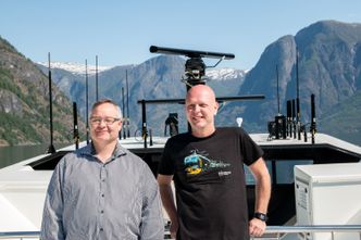 Alf Møllerud i Emcom sammen med Geir Inge Tufte fra Flåm AS på taket av Future of the Fjords.