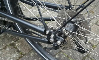 Bakhjulet har kjedetrekk på begge sider. Til venstre trekker og bremser motoren, mens høyre side fungerer som en vanlig sykkel. Foto: Morten Egedal