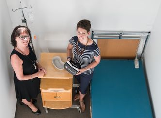 Prosjektlederne Sigrid Elisabeth Trandum og Holly Ankjell i Kreftforeningen, her under klargjøringen av installasjonen i vitensenteret som nå står klar. Foto:  Eirik Helland Urke