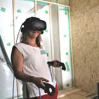 Prosjektdirektør Anett Andreassen på tur i den virtuelle trafikkstasjonen. Foto:  Statsbygg