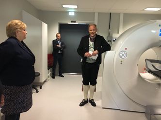Statsminister Erna Solberg på omvisning i PET-senteret ved Universitetssykehuset i Tromsø. Foto: Universitetssykehuset i Nord-Norge