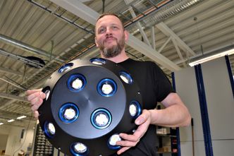 Undervannslys: – Lysarmatur til bruk under vann i oppdrettsmerden må ha robust konstruksjon og velfungerende kjølesystem ettersom varmeutviklingen fra ledpærene er betydelig, sier Jacek Stasiewicz, montør hos Steinsvik. Foto: Thomas Førde