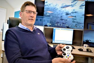 Nytt verktøy: Terje Padøy som tilhører veteranene innen lakseoppdrett, har fått nytt verktøy til foring av laks Foto:  Thomas Førde