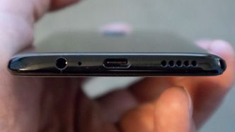 Lyd: Til toppmodell å være er lyden litt ynkelig og den er i mono fra høyttaleren på undersiden. Til trøst har telefonen beholdt 3,5 mm analogporten. Foto:  Odd R. Valmot