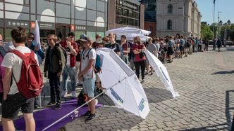 Lanseringskø: Det var ikke helt Apple-tilstander da Teliaforhandlere åpnet salget av Oneplus 6, men ganske mange hadde møtt opp for å få kloa i en. Og snittalderen var ikke høy. Foto:  Odd R. Valmot
