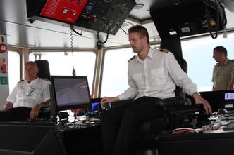 Fjord1 har tatt i bruk Autocrossing-systemet fra Rolls-Royce. Det er et skritt på veien mot selvkjørende skip. Kaptein Kjetil Sætre (t.v), overstyrmann Sindre Willumsen og maskinsjef Ronny Kandal om bord i MF Eidsfjord. Foto:  Tore Stensvold