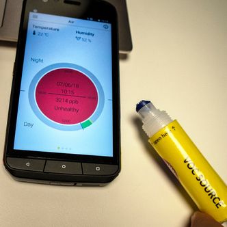 Luftkvalitet: Her provoseres VOC-sensoren, av en kilde og slår straks ut til en konsentrasjon av 3214 ppb. Det er dårlig luftkvalitet og ikke bra. På kontoret når dette skrives målte vi 278. Det er moderat. Foto:  Odd R. Valmot