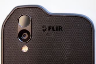 To kamera: Svært mange moderne mobiler har to kameraer, men ikke som denne. Det øverste kameraet er et termisk kamera fra Flir. Foto:  Odd R. Valmot