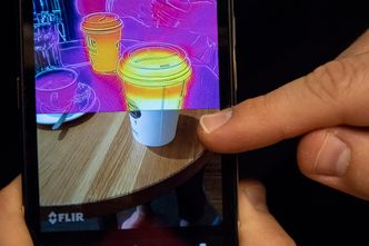 Rullegardin: Det optiske og termiske kameraet samarbeider om å lage så gode bilder som mulig ved at et omriss av det optiske legges over det termiske. Ved å dra fingeren over bildet kan man se det underliggende optiske. Foto:  Odd R. Valmot
