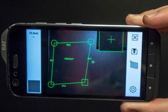 Måler avstand: Lasermålingen viser at det er 73 cm til veggen. Med det som grunnlag i bildet lan man måle inn arealer og linjelengder ved å trekke med fingeren. Foto:  Odd R. Valmot