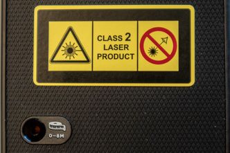 Måler avstand: Lasermåleren finner avstanden inntil 8 meter bort. Foto:  Odd R. Valmot