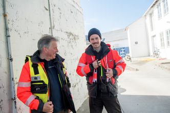 Far og sønn Milan og Oscar Markovíc startet med å bygge avanserte undervannskameraer. Nå har de laget det som kanskje er verdens sterkeste undervannslys. Foto: Havard Zeiner