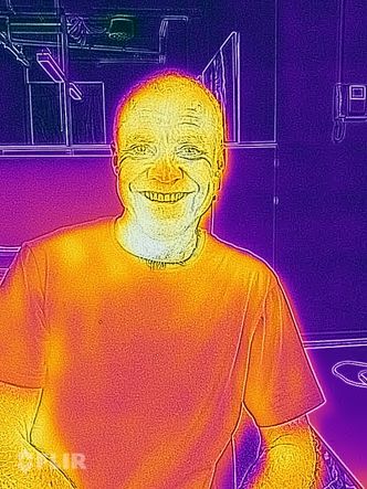 Stålende: Kollega Tore Stensvold termisk fotografert. (Han ser betydlig bedre ut i det optiske kameraet) Foto:  Odd R. Valmot