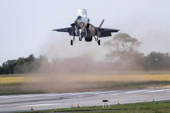 Britisk F-35B lander vertikalt på RAF Marham 6. juni.
