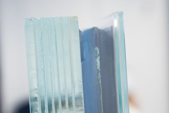 Slik er ytterglasset bygget opp. De sju lagene til venstre utgjør sikkerhetsglasset, så kommer to lag isolerglass og det ytterste fasadeglasse. På denne prøven (med glassprint) består fasadeglasset av to lag. Foto: Eirik Helland Urke