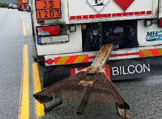 Rester av tilhengerdraget festet til trekkbilen. Foto: Politiet