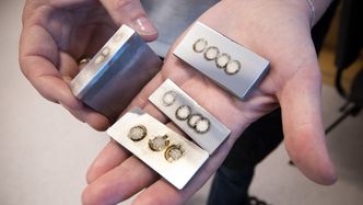 Ved å svi metallprøver og analysere røyken, kan metallets bestanddeler avsløres.