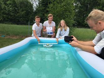 Håkon Bull Hove tar skrytebilder av elevene han skal sende til sjefen. Kristian Jacob Brataas, Peder Brennum og Astrid Eline Reistad har lært mye ved å gjøre «digitale forsøk» og om samarbeid med hverandre. Foto: Annelise B. Kullmann