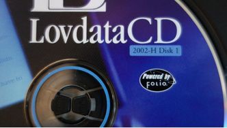 Håkon Wium Lie sørget for å fotodokumentere underveis hvilke kilder han brukte for å hente ut rettavgjørelsene. Her er CD-ROM fra 2002, som begge parter er enige i at ikke lenger er underlagt databasevern. Foto: Håkon Wium Lie