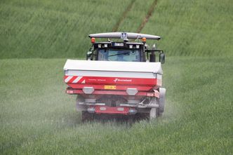 GPS og datamaskin overvåker spredningen av kunstgjødsel i kornåkeren.Bonden har investert millionbeløp i moderne utstyr for melke- og kjøttproduksjon hjemme på gården i Vestfossen. Foto:  Terje Bendiksby / NTB scanpix