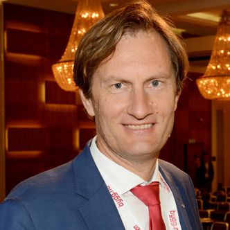 Sebastian Spaun leder den østerrikske sementforeningen VÖZ. De har fått bygd et forsøkshus hvor nesten all energi til oppvarming hentes som overskuddsenergi fra vindkraft. Foto: Byggutengrenser