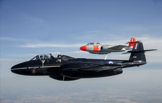 Martin-Bakers to Gloster Meteor-fly (WA638 og WL419). Det er visstnok ikke ofte de flyr sammen. Foto: Ian Clark