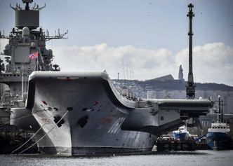 Det russiske hangarskipet Admiral Kuznetsov ved havn i Murmansk 19. mai i år. Foto: Alexander NEMENOV/AFP PHOTO / NTB Scanpix