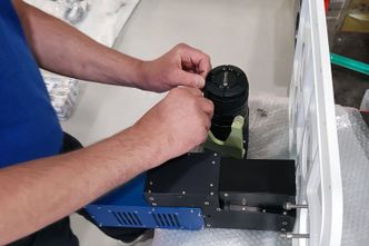 Her klargjøres hyperspektralt kamerautstyr før montering i «poden» under flykroppen. Foto: Rannveig H. Stiberg