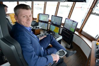 Kameraovervåkes: Fra skjermer i styrhuset kan fiskeskipper Rolf Guttorm Kristoffersen følge med hvordan fisken har det på veg til land.  Foto:   Erik Jenssen