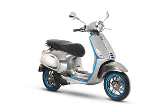 Italienske Piaggio har også presentert en elektrisk scooter under Vespa-merket. Den har en rekkevidde på 100 km og kan lades opp på fire timer. Foto:  Piaggio
