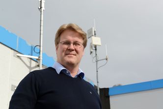 Krevende it-drift: Konstituert IT-sjef Bent Iversen ved antennen som kommuniserer med det nærmeste anlegget, rett over fjorden fra hovedkvarteret. Foto: Erik Jenssen