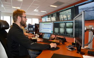 Prosessoperatør Frede Kristoffersen følger med mens det blåses ut tonnevis med laksepellets lenger sør i fylket. Fôringa må overvåkes og styres for å få et godt oppdrettsmiljø. Foto: Erik Jenssen