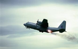 En C-130 Hercules (956 «Ty») tar av med hjelp av JATO-raketter under et flystevne på Gardermoen. Foto: Torbjørn Kjosvold / Forsvaret