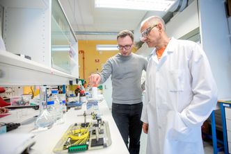På laben: Nicolas Elvemo (til venstre) og Parvinder Dhillon på laben på NTNU på Gløshaugen. Foran seg har de sensorene som er festet på tynne fiberoptiske kabler. Foto:  Havard Zeiner