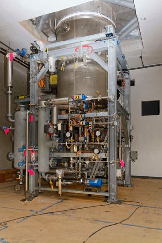 Rent: Her etasjen under, med hoveddelen av trykkokeren, samt alle kraner, ventiler og målere. Bildene viser trykkokeren med kapasitet på 1200 kg, den mellomste av de tre og den første som er installert. Giddens anslår at det mellom 60 og 70 slike i verden, 40 av dem levert av PRI. Foto:   Joachim Seehusen