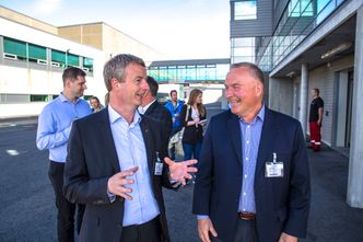 Optimister: Olje- og energiminister Terje Søviknes(t.v.) er godt kjent med Ivar Helge Hollen og Aker BPs målsetting om autonom ubemannet oljeproduksjon med null utslipp. Foto: Tormod Haugstad