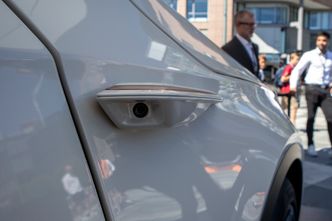 Kamera, ikke speil: Et kamera som viser hva som skjer på siden og bakover på dashobordskjermen er mye bedre enn et speil. Lite luftmotstand blir det også. Det finnes tre slike. Foto: Odd R. Valmot