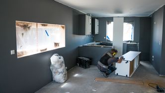 Kjøkkenet monteres i den åpne løsningen mot stua i eneboligen. Disse er allerede solgt ut. Foto:  Eirik Helland Urke