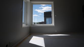 Grå vegger, store vinduer og mye stikkontakter preger boligene som nesten nærmer seg ferdig. Foto:  Eirik Helland Urke