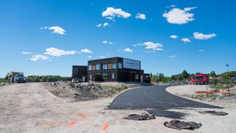 Det er stor aktivitet og asfalten legges på de interne veiene mens vi besøker utbyggingen. Foto:  Eirik Helland Urke