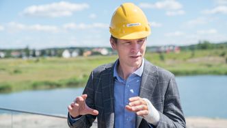 Morten Hagen, markedssjef i Smart Energi, forklarer hvordan løsningen med et felles system for strøm og varme fungerer. Foto:  Eirik Helland Urke