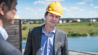 Ruben D. Hansen, daglig leder i Arca Nova snakker og Morten Hagen, Markedssjef i Smart Energi, lytter. De er to av nøkkelpersonene bak denne utbyggingen. Foto:  Eirik Helland Urke