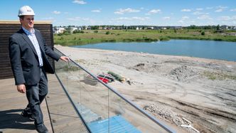 Ruben D. Hansen, daglig leder i Arca Nova, beundrer utsikten fra huset til salgssjefen i selskapet. Foto:  Eirik Helland Urke
