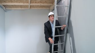 Ruben D. Hansen, daglig leder i Arca Nova, klatrer opp stigen inne i eneboligen i Verksparken for å vise oss takterrassen. Foto:  Eirik Helland Urke