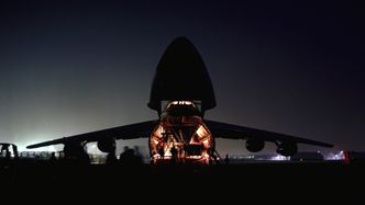 Dette bildet er tatt 16. januar 1981 i forbindelse med at Lockheed brukte et C-5A til å frakte det da topphemmelige F-117-flyet. Foto: Lockheed Martin Photography