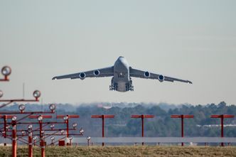 C-5 Galaxy har et vingespenn på 68 meter og en T-hale. Vingene er tilbakestrøkne M Ship 0094 had it's delivery flight to Travis AFB. Foto: Lockheed Martin Photography by D