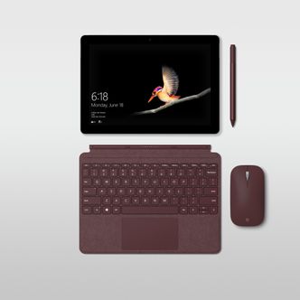 Microsoft Surface Go. Tastaturet, pennen og Surface Mobile Mouse er ekstrautstyr. Foto: Microsoft