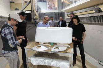 En nesten ferdigstilt G1X-bakkåpe og undersider på produksjonslokalet hos Eker Design. Fra venstre: Anders Mellberg, Victor Rosenvinge, Erik Lindälv, Bård Eker, Jon Ludvigsen, Markus Schille og Kevin Markeng. Foto: Per Erlien Dalløkken